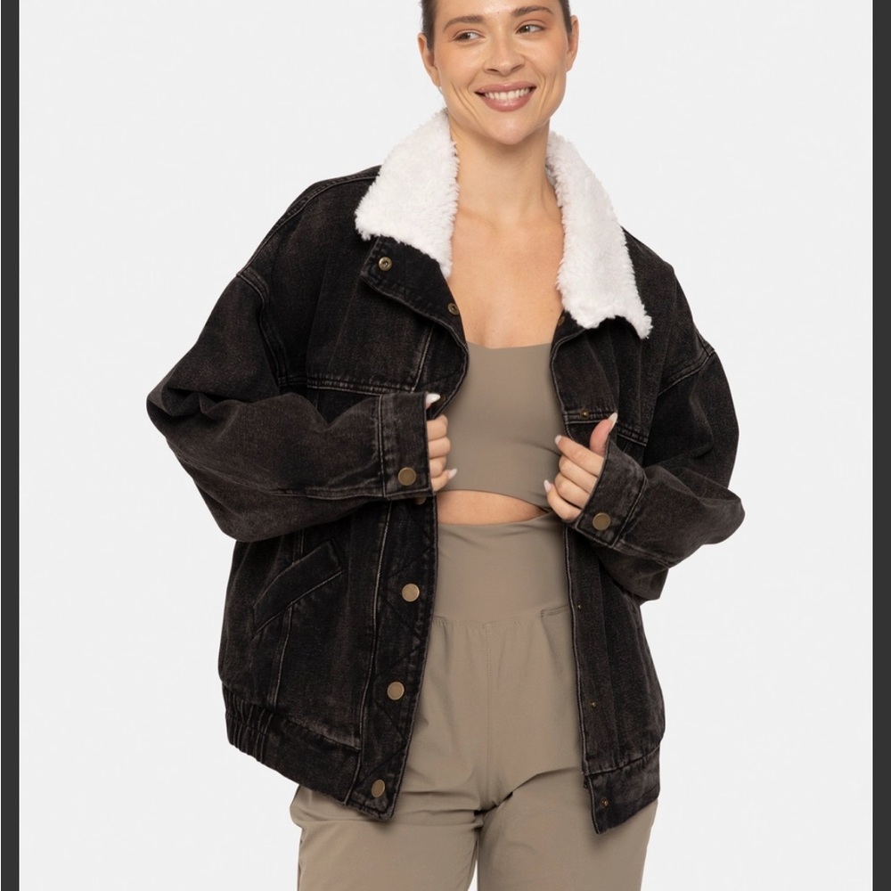 New Mono B Oversized Denim Jacket in Black with White Sherpa Collar Size Small
